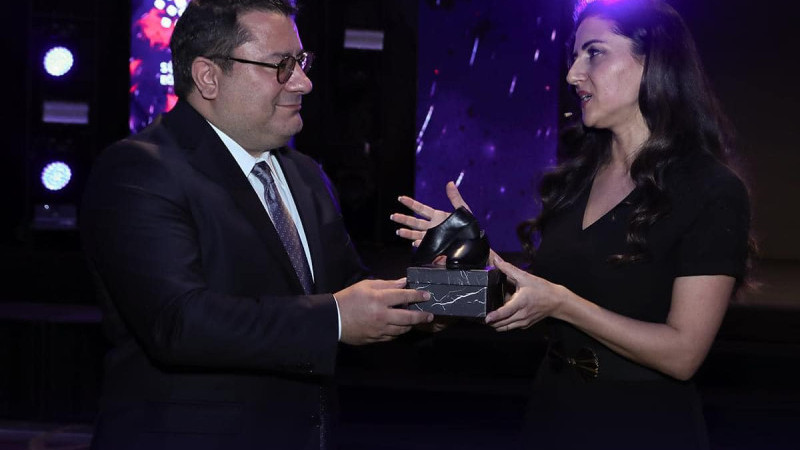 Dünyaca Ünlü Türk Öğretmen Dilek Livaneli’den Ümit Kalkoya Özel Hediye