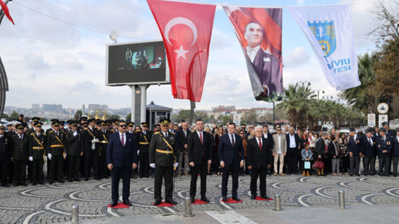 Cumhuriyet’imizin 102. yıl çelenkleri Atatürk Anıtı’na sunuldu
