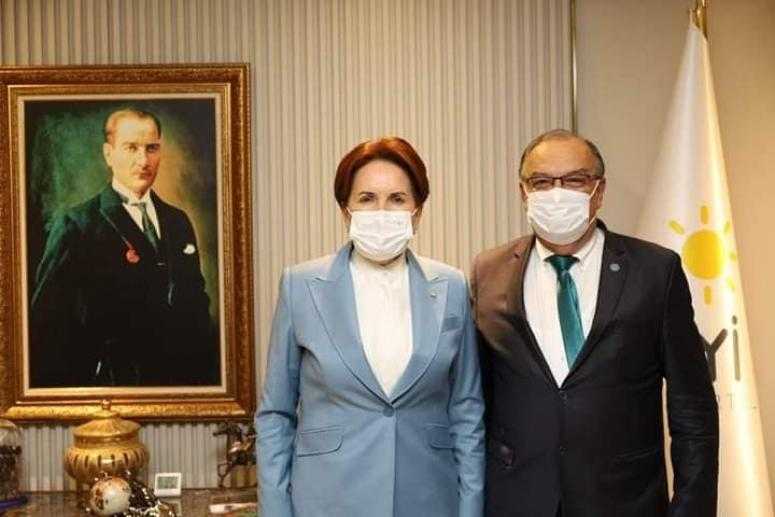 PARTİ ROZETLERİNİ AKŞENER TAKTI