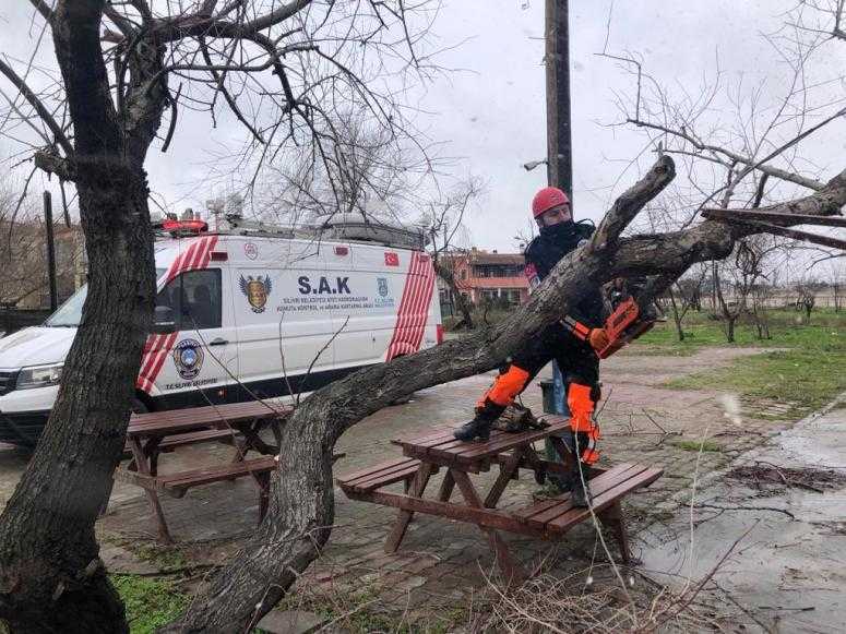 ŞİDDETLİ RÜZGAR SİLİVRİ’DE  HASARA NEDEN OLDU