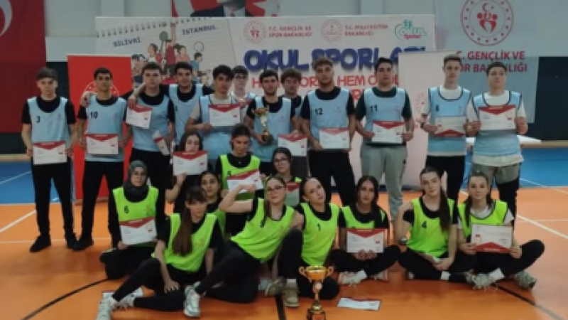 SİLİVRİ MEKTEBİM KOLEJİ’NDEN YAKAN TOP TURNUVASINDA ÇİFTE BAŞARI