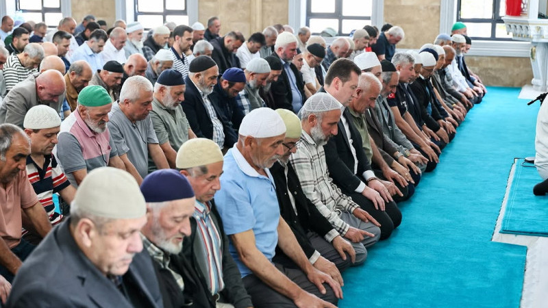 ALİBEY CAMİ YENİDEN İBADETE AÇILDI: İLK ÖĞLE NAMAZI KILINDI